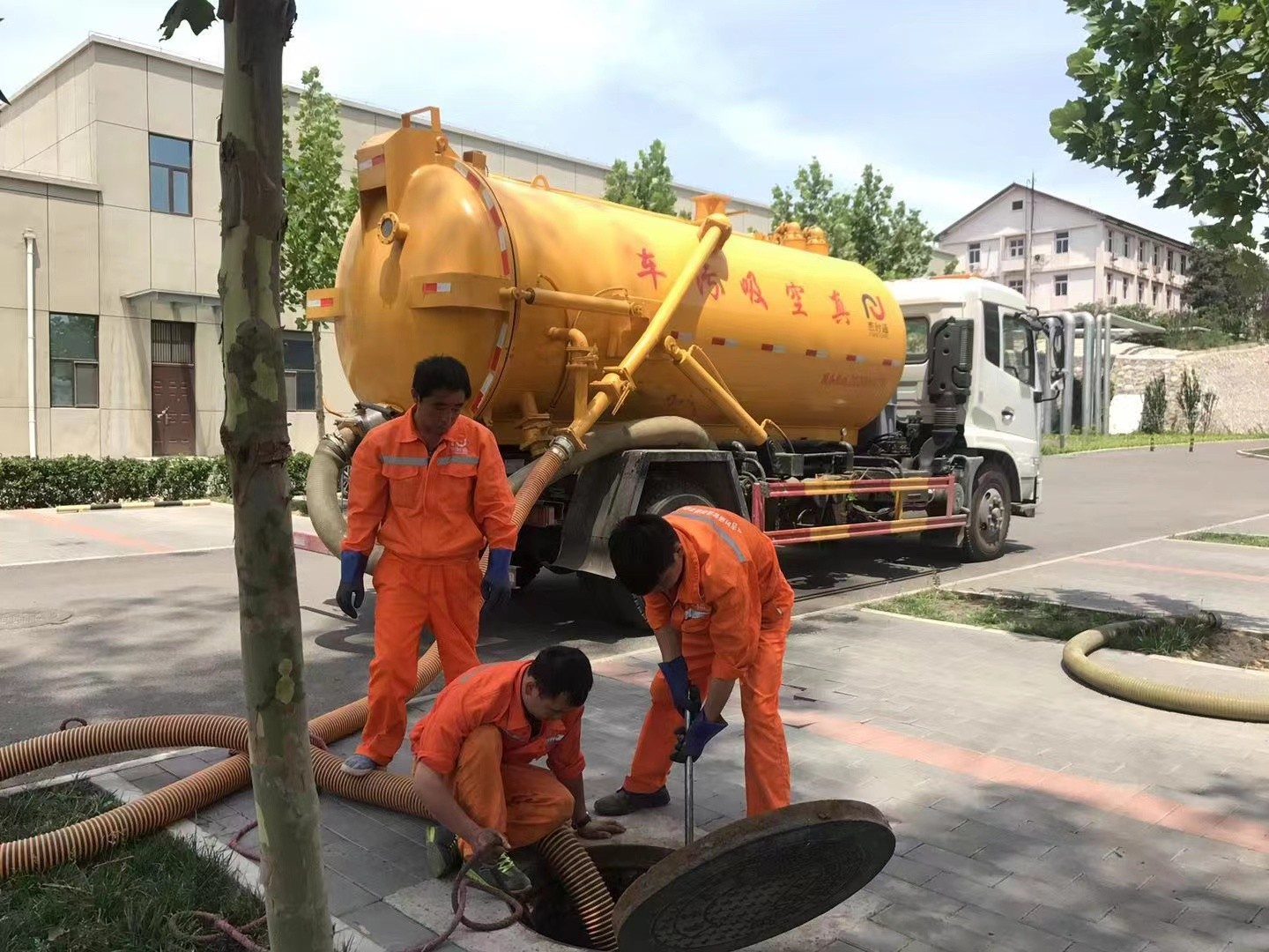 张湾管道疏通车停在窨井附近