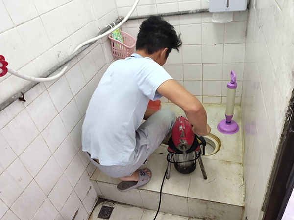 张湾管道堵塞冒臭气 专业师傅现场解决问题