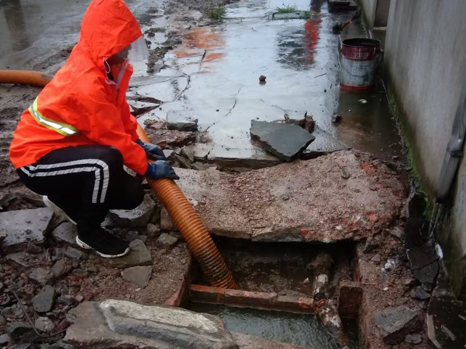 张湾专业清理污水池 炜誉市政以规范流程守护城市 “肠道”