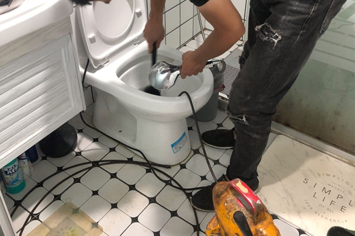 张湾马桶堵塞自己疏通还是找师傅？专业上门服务让你省时更省心